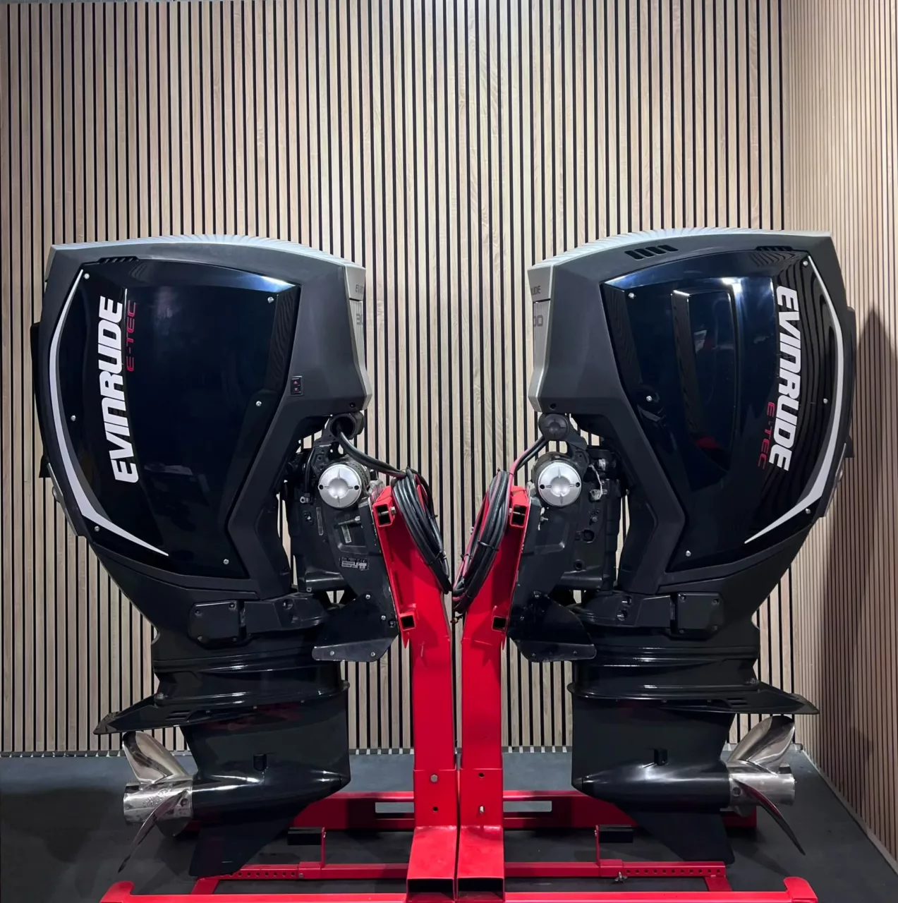 Evinrude E-TEC 300 HP G2 V6 2-Stroke Outboard Motor with 25 Inch Shaft